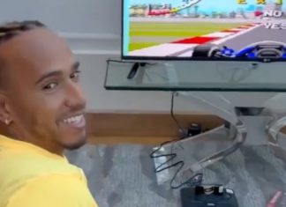 Lewis Hamilton joga Super Monaco GP II para Mega Drive antes do GP do Canadá