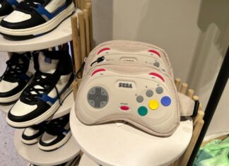 Pochete em forma de controle de Saturn está à venda na Zara