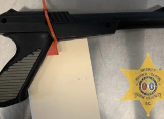 Homem é preso nos EUA acusado de assaltar loja usando uma Zapper, a pistola do NES