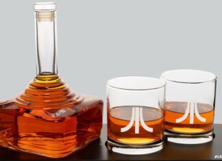 Atari lança um decantador de uísque na forma de seu famoso controle